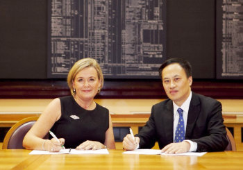 Deirdre Somers, CEO of ISE with Dr Que Bo, VP of Shanghai Stock Exchange