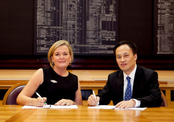 Deirdre Somers CEO of ISE with Dr Que Bo VP of Shanghai Stock Exchange at the signing of MOU between the exchanges on the ISE market floor 